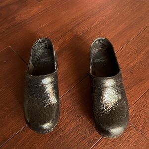 Dansko textured printed clogs shoes 38 / 8